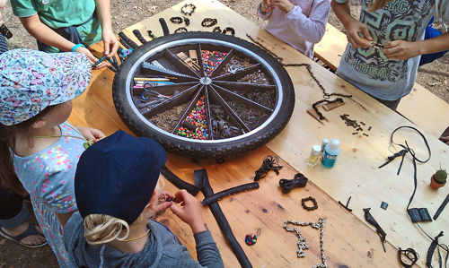 Kindern basteln mit
                      Fahrradschläuchen auf dem Umweltfestival Potsdam 2018